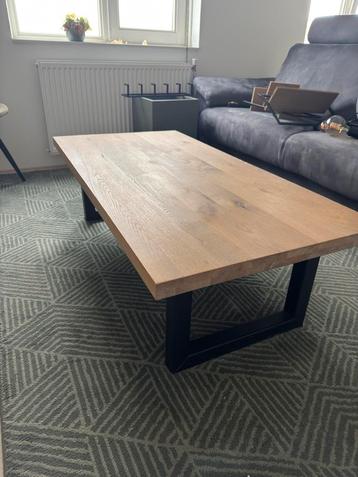 Industriële eikenblad salontafel beschikbaar voor biedingen