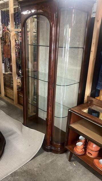 Klassieke Vitrinekast - rond glas - wortelhout - kristalkast beschikbaar voor biedingen