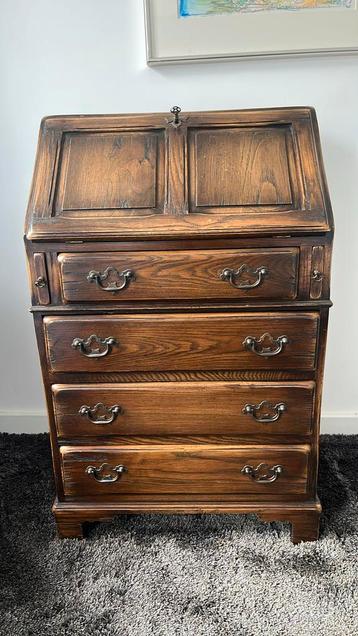 Oude secretaire met leren binnenwerk beschikbaar voor biedingen