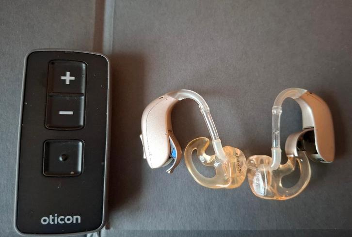 Oticon Ruby 2 BTE PP hoortoestellen met afstandsbediening, Diversen, Verpleegmiddelen, Zo goed als nieuw, Ophalen of Verzenden