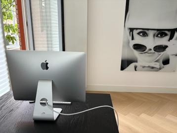 Mac 21,5 inch inclusief magic mouse en keyboard beschikbaar voor biedingen