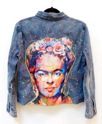 Spijkerjas upcycled Frida Kahlo portret beschikbaar voor biedingen