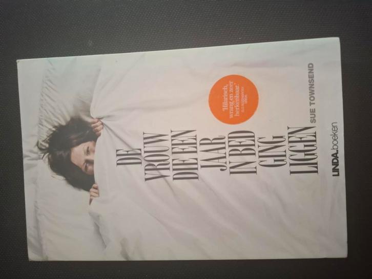 Sue Townsend - De vrouw die een jaar in bed ging liggen, Boeken, Literatuur, Zo goed als nieuw, Nederland, Ophalen of Verzenden