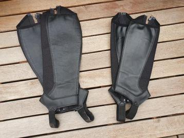 Zwarte mini chaps S en M beschikbaar voor biedingen