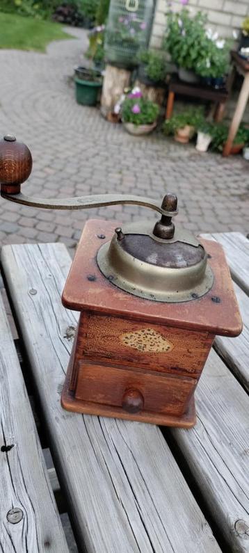Leuke antieke koffiemolen beschikbaar voor biedingen