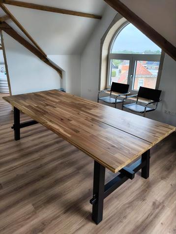 Grote IKEA eettafel SKOGSTA 235 x 100  beschikbaar voor biedingen