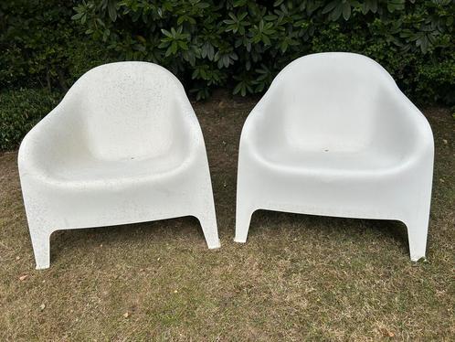 IKEA SKARPÖ fauteuil, buiten, wit, 2 stuks - Lekker genieten, Tuin en Terras, Tuinstoelen, Gebruikt, Kunststof, Stapelbaar, Ophalen