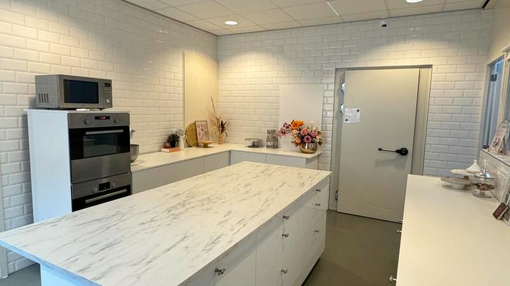 Keuken eiland met lade kasten en bar, Huis en Inrichting, Keuken | Complete keukens, Zo goed als nieuw, Wit, Ophalen