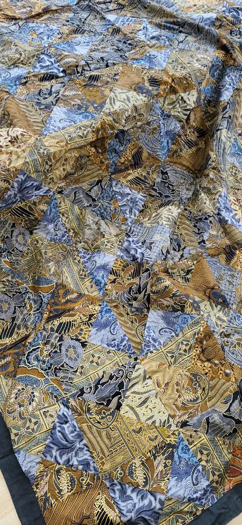 Mooie patchwork batik sprei/tafelkleed uit Indonesië, Huis en Inrichting, Stoffering | Tapijten en Kleden, Zo goed als nieuw, 150 tot 200 cm