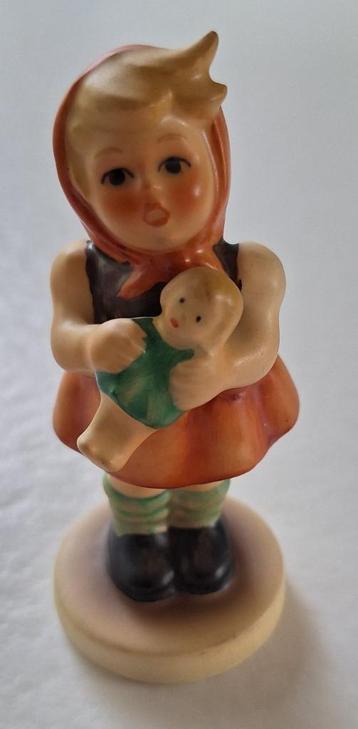 Hummel beeldje "Girl with Doll"