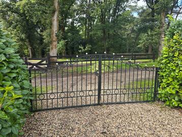 Stijlvolle dubbele tuinpoort metaal beschikbaar voor biedingen