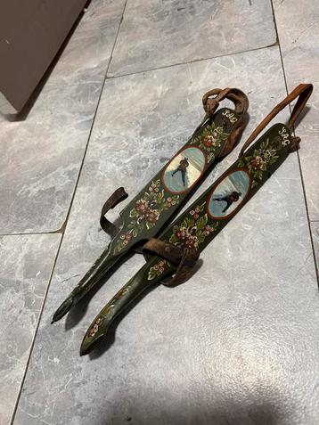 Antieke Vintage Schaatsen met Handgeschilderde Details beschikbaar voor biedingen