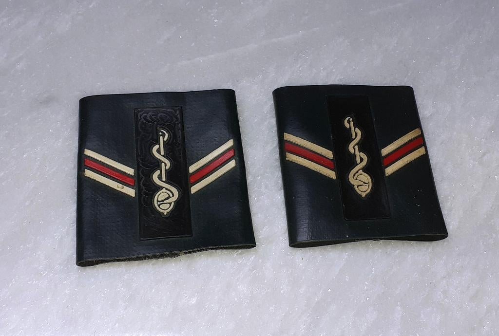Militaria vintage insigne embleem medische korporaal chef, Verzamelen, Ophalen of Verzenden, Landmacht, Overige gebieden, Embleem of Badge