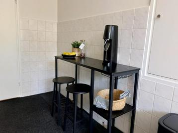 Bartafel met 2 barkrukken beschikbaar voor biedingen