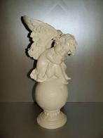 Engel op bol zittend met vleugels naar achteren, Verzamelen, Beelden en Beeldjes, Nieuw, Ophalen of Verzenden, Religie