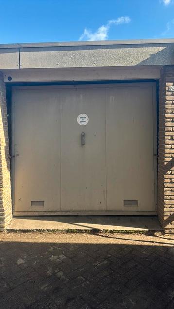 Garagedeur in goede staat beschikbaar voor biedingen