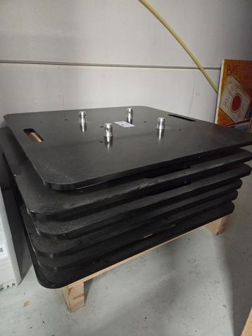 6 Stalen zwarte baseplates 72kg p/ stuk beschikbaar voor biedingen