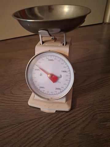 Keukenweegschaal met schaaltje beschikbaar voor biedingen