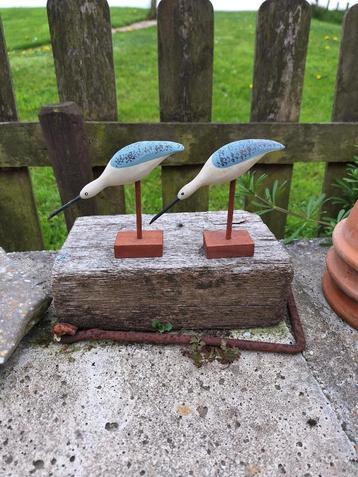 2 houten vogeltjes beschikbaar voor biedingen