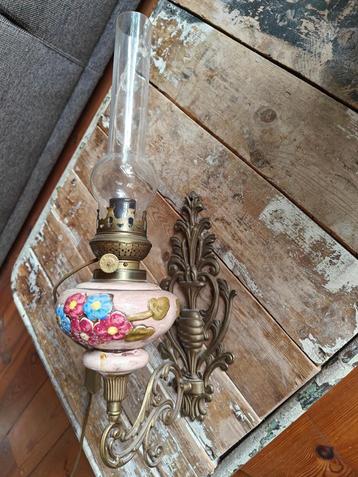 Antieke wandlamp (omgebouwde petroleumlamp) - keramiek beschikbaar voor biedingen