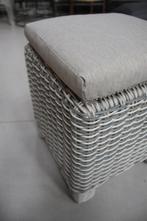 2 vierkante hockers voetenbank poef wicker met kussen grijs, Huis en Inrichting, Banken | Voetenbanken en Poefen, Minder dan 50 cm