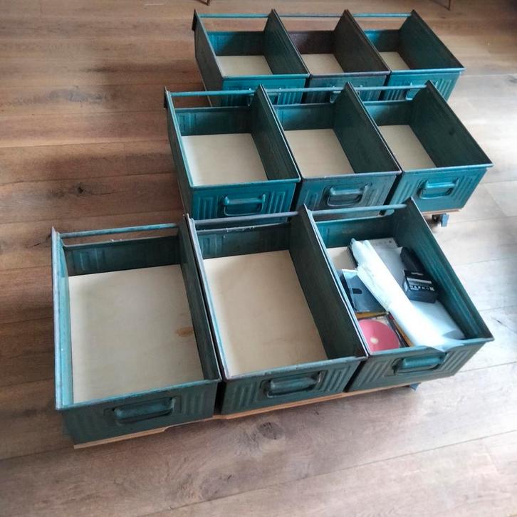 3 x 3 vintage bakken op zwenkwieltjes, Antiek en Kunst, Curiosa en Brocante, Ophalen