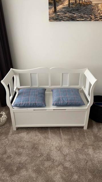 Klep bank met kussentjes beschikbaar voor biedingen