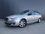 Volvo V70 2.0 D4 Summum OPEN DAK XENON LEER NAVI TREKHAAK, Auto's, Volvo, Voorwielaandrijving, Euro 6, Zilver of Grijs, 750 kg