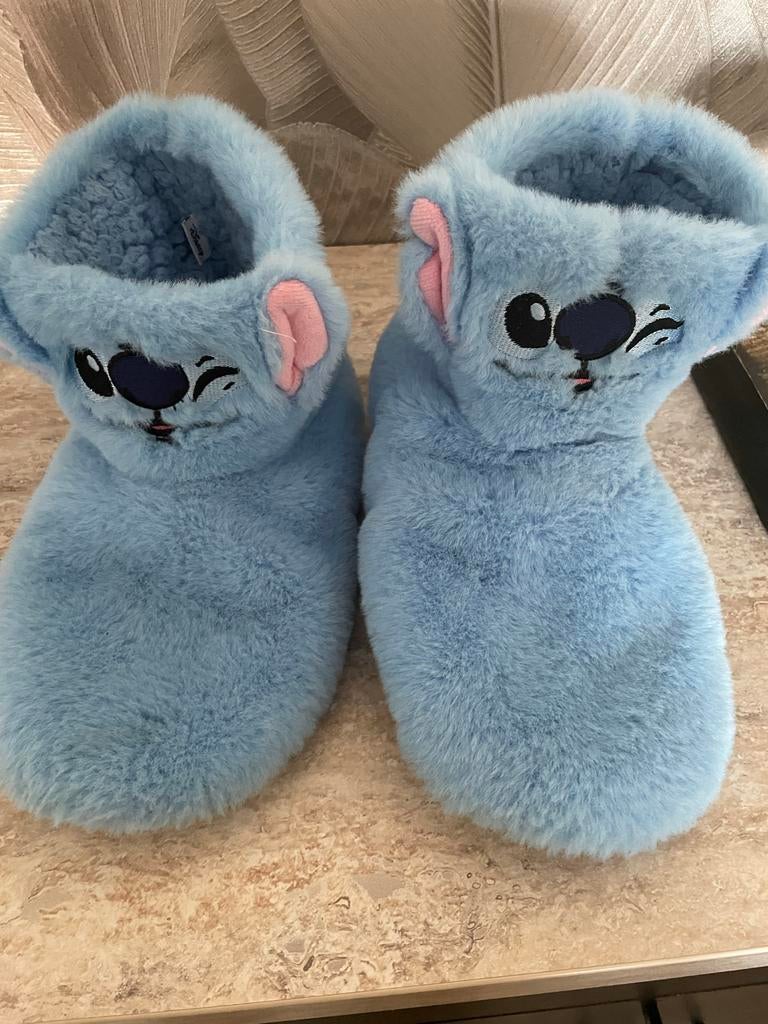 Leuke Stitch sloffen, Kinderen en Baby's, Kinderkleding | Schoenen en Sokken, Ophalen of Verzenden, Zo goed als nieuw, Jongen of Meisje