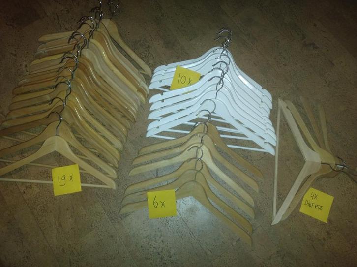 39 houten kleerhangers / kledinghangers, Kleding | Dames, Kledinghangers, Gebruikt, Hout, Volwassenen, Ophalen