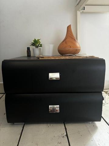 Nightstand beschikbaar voor biedingen