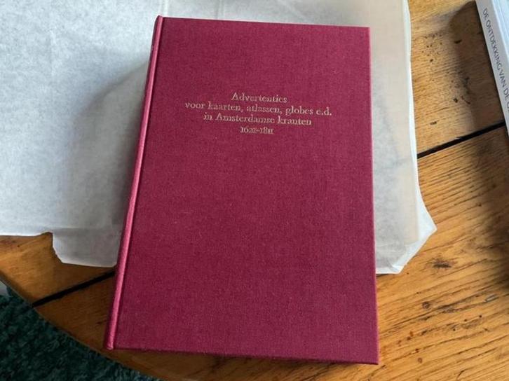 Overzicht Advertenties van kaarten.  - Amsterdam 1621-1811, Boeken, Atlassen en Landkaarten, Zo goed als nieuw, Landkaart, Nederland
