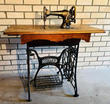 Vintage Stoewer naaimachine met tafel beschikbaar voor biedingen