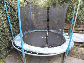 Gebruikte trampoline met veiligheidsnet beschikbaar voor biedingen
