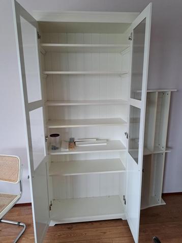 kast wit beschikbaar voor biedingen