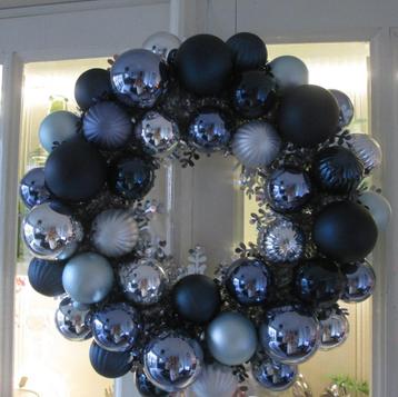 Krans Zilver Baby en Donker Blauwe Kerstballen 40 cm