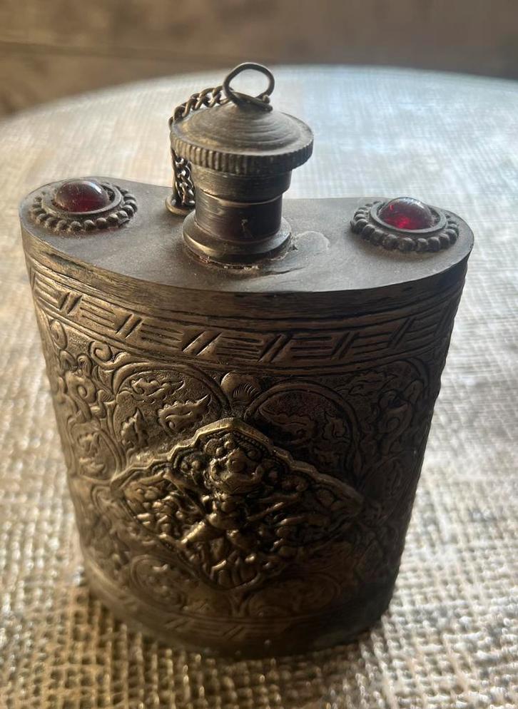 Metalen heupfles met gegraveerde decoratie en rode stenen, Antiek en Kunst, Antiek | Goud en Zilver, Ophalen of Verzenden