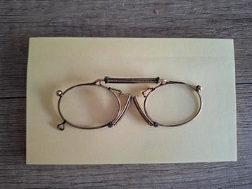 Antieke pince-nez of knijpbril met stevig beschermhoesje beschikbaar voor biedingen