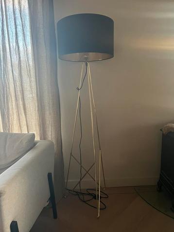 Vloerlamp met gouden poten, zwarte kap met gouden binnekant beschikbaar voor biedingen