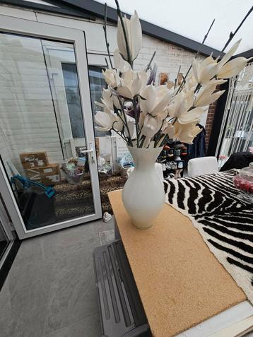 grote vaas met sierbloemen beschikbaar voor biedingen