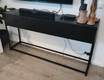 Stalen dressoir beschikbaar voor biedingen
