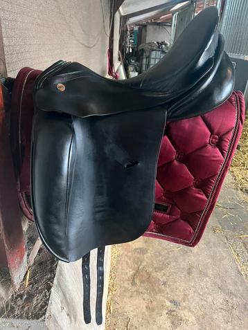 Fijn KN dressuur zadel 17.5 inch beschikbaar voor biedingen