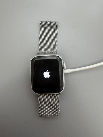 Apple Watch SE 40mm 2021 Zilver + oplader + 17 bandjes beschikbaar voor biedingen