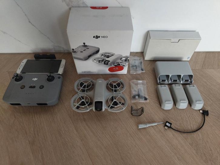 DJI Neo Fly More Combo Drone, Audio, Tv en Foto, Drones, Zo goed als nieuw, Drone met camera, Ophalen of Verzenden