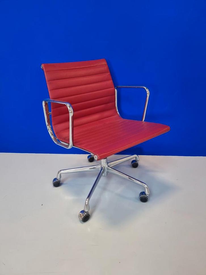 Vitra eames ea 108 met wieltjes zgan, Huis en Inrichting, Bureaustoelen, Zo goed als nieuw, Bureaustoel, Rood, Ergonomisch, Ophalen
