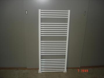 Handdoek radiator 133 cm hoog x 60 cm breed in wit en 804W beschikbaar voor biedingen