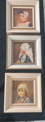 Oude lijstjes met print meisjes in oudhollands klederdracht, Huis en Inrichting, Woonaccessoires | Lijsten, Ophalen of Verzenden