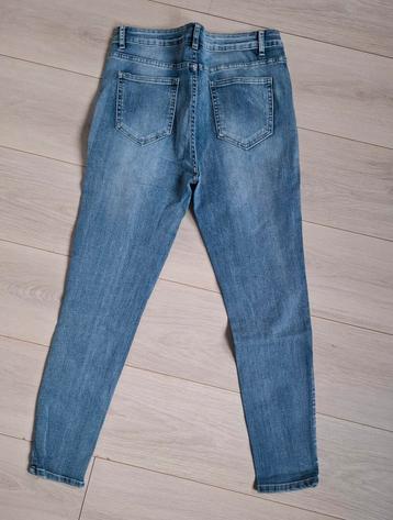 licht blauwe jeans  beschikbaar voor biedingen