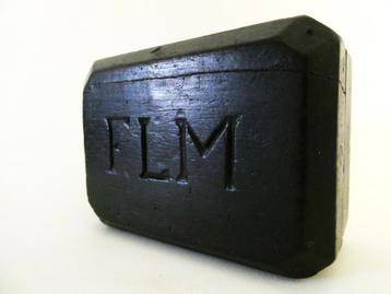 Oud houten kistje met de letters FLM beschikbaar voor biedingen