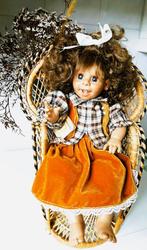 Spaanse  Pop Muñeca Esther op Rotan stoeltje, Verzamelen, Poppen, Ophalen of Verzenden, Nieuw, Pop
